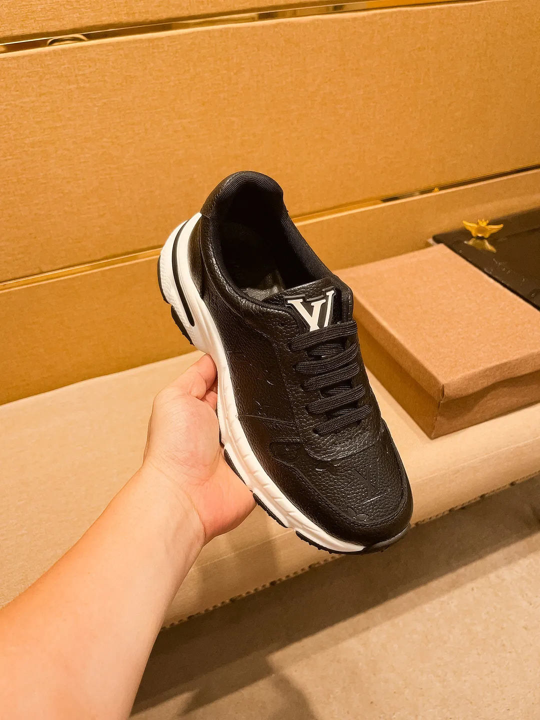 Men's shoes💰 460💰👍[LV]🔥🔝Louis Vuitton, a high-end men's shoe brand, official website 1:1 latest masterpiece: the upper is made of Italian imported first-layer cowhide🔥Official website original special technical cloth fabric matching🔥Original comfortable and breathable lining➕Original designated non-slip outsole🔥Make walking more convenient and comfortable! An exclusive new model, a stunning work, a beautiful 1:1 replica [color] compared to the official quality! Create a fashionable personality to set off your uniqueness! A must-have for trendy men! 🔥, sizes: 38-44. color:.     2⃣️colors available🔥